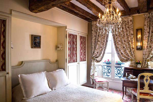 Hotel Caron de Beaumarchais Paris